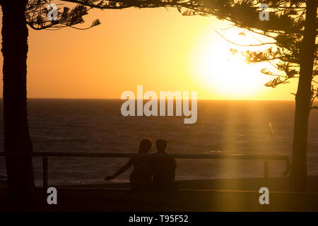 Schöne Szene Sonnenuntergang und ein paar Beobachten der Horizont in der Strand, Perth, Australien. Stockfoto
