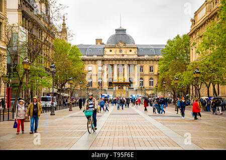 Paris, Frankreich - 25.04.2019: Palais de Justice mit Leuten auf Platz nächste Gebäude in Paris, Frankreich Stockfoto