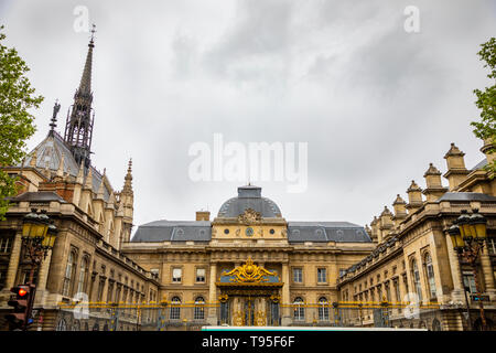 Paris, Frankreich - 25.04.2019: Palais de Justice mit Leuten auf Platz nächste Gebäude in Paris, Frankreich Stockfoto