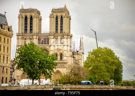 Paris, Frankreich - 24.04.2019: Notre Dame de Paris nach dem Feuer. Verstärkung in Arbeit nach dem Feuer, um zu verhindern, dass die Kathedrale zu kollabieren, Paris Stockfoto