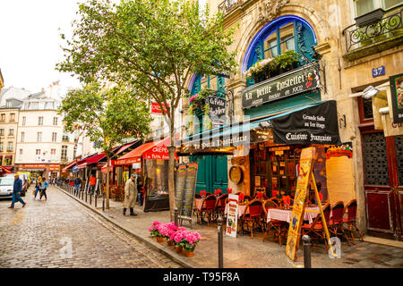 Paris, Frankreich - 24.04.2019: Latin Quarter. Schmale Straße von Paris unter den alten traditionellen Pariser Häuser und Cafe in Paris, Frankreich Stockfoto