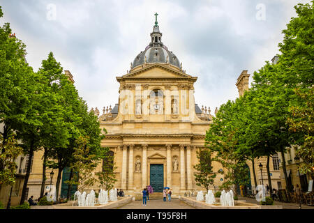 Paris, Frankreich - 24.04.2019: Sorbonne Square und College de Sorbonne, eines der ersten Colleges der mittelalterlichen Universität in Paris, Frankreich Stockfoto