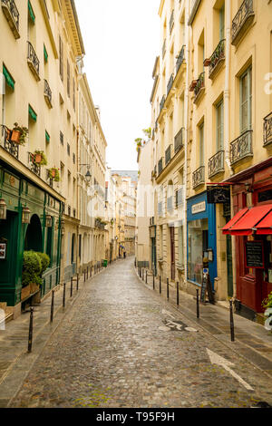 Paris, Frankreich - 24.04.2019: Alte Straße in Paris, Frankreich. Gemütliche Stadtbild von Paris. Architektur und Sehenswürdigkeiten von Paris. Stockfoto