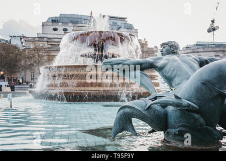 London, Großbritannien - 14 April 2019: Nahaufnahme von einer Statue und Brunnen am Trafalgar Square, einem öffentlichen Platz in Charing Cross Viertel von London, in der einige Funktionen Stockfoto