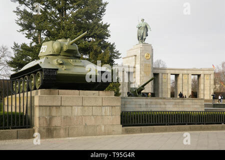 Die sowjetische Kriegerdenkmal, Tiergarten Berlin, Deutschland, erinnert an den sowjetischen Verluste während der Schlacht um Berlin im Zweiten Weltkrieg 2. Stockfoto