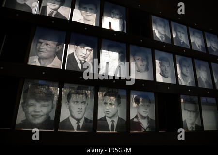 Fotos von Menschen starben beim Versuch die Berliner Mauer zu überqueren, an der Gedenkstätte Berliner Mauer, Bernauer Straße, Berlin, Deutschland. Stockfoto