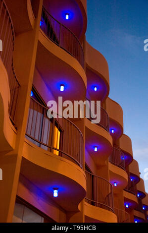 Die Standardzimmer des Hotels auf dem Sunset Strip in der Dämmerung Stockfoto