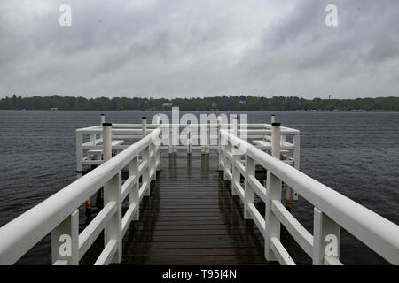 Berlin, Deutschland. 16. Mai, 2019. Das Wasser an der Anlegestelle im Garten der Liebermann-Villa am Wannsee ist dunkel, der Himmel bewölkt. Credit: Paul Zinken/dpa/Alamy leben Nachrichten Stockfoto