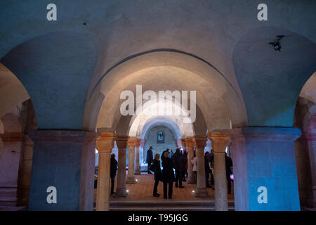 Quedlinburg, Deutschland. 16. Mai, 2019. Besucher der Stiftskirche St. Servatii gehen durch die Krypta mit dem Grab von Heinrich I. in der Ort ist Teil der Ausstellung "Henry ich in Quedlinburg", die in den Kapiteln "919 - plötzlich König" im Schloss Museum aufgeteilt ist und "Am Anfang war das Grab" in der Stiftskirche St. Servatii. Die Ausstellungen werden ab dem 19. Mai 2019 bis zum 02. Februar 2020 gezeigt werden. Credit: Klaus-Dietmar Gabbert/dpa-Zentralbild/ZB/dpa/Alamy leben Nachrichten Stockfoto