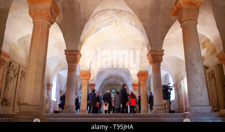 Quedlinburg, Deutschland. 16. Mai, 2019. Besucher der Stiftskirche St. Servatii gehen durch die Krypta mit dem Grab von Heinrich I. in der Ort ist Teil der Ausstellung "Henry ich in Quedlinburg", die in den Kapiteln "919 - plötzlich König" im Schloss Museum aufgeteilt ist und "Am Anfang war das Grab" in der Stiftskirche St. Servatii. Die Ausstellungen werden ab dem 19. Mai 2019 bis zum 02. Februar 2020 gezeigt werden. Credit: Klaus-Dietmar Gabbert/dpa-Zentralbild/ZB/dpa/Alamy leben Nachrichten Stockfoto