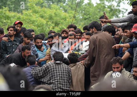 Srinagar, Kashmir. 16. Mai 2019. (EDITOR'S NOTE: Bild zeigt Tod). Kaschmirischen Dorfbewohner gesehen, die toten Körper der JeM militante Naseer Ahmed Pandit während seiner Beerdigung in seiner Residenz in Pulwama, südlich von Srinagar. Drei Kämpfer, eine Armee Mann und eine zivile wurden in einer heftigen Schießerei, die im Bereich der Dalipora Pulwama Stadt im Süden Kaschmir am Donnerstag Morgen brach getötet. Kredit Idrees: Abbas/SOPA Images/ZUMA Draht/Alamy leben Nachrichten Stockfoto