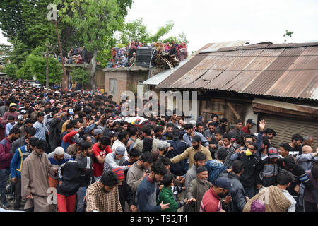 Srinagar, Kashmir. 16. Mai 2019. (EDITOR'S NOTE: Bild zeigt Tod). Kaschmirischen Dorfbewohner gesehen, die toten Körper der JeM militante Naseer Ahmed Pandit während seiner Beerdigung in seiner Residenz in Pulwama, südlich von Srinagar. Drei Kämpfer, eine Armee Mann und eine zivile wurden in einer heftigen Schießerei, die im Bereich der Dalipora Pulwama Stadt im Süden Kaschmir am Donnerstag Morgen brach getötet. Kredit Idrees: Abbas/SOPA Images/ZUMA Draht/Alamy leben Nachrichten Stockfoto