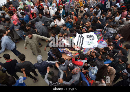 Srinagar, Kashmir. 16. Mai 2019. (EDITOR'S NOTE: Bild zeigt Tod). Kaschmirischen Dorfbewohner gesehen, die toten Körper der JeM militante Naseer Ahmed Pandit während seiner Beerdigung in seiner Residenz in Pulwama, südlich von Srinagar. Drei Kämpfer, eine Armee Mann und eine zivile wurden in einer heftigen Schießerei, die im Bereich der Dalipora Pulwama Stadt im Süden Kaschmir am Donnerstag Morgen brach getötet. Kredit Idrees: Abbas/SOPA Images/ZUMA Draht/Alamy leben Nachrichten Stockfoto