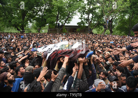 Srinagar, Kashmir. 16. Mai 2019. (EDITOR'S NOTE: Bild zeigt Tod). Kaschmirischen Dorfbewohner gesehen, die toten Körper der JeM militante Naseer Ahmed Pandit während seiner Beerdigung in seiner Residenz in Pulwama, südlich von Srinagar. Drei Kämpfer, eine Armee Mann und eine zivile wurden in einer heftigen Schießerei, die im Bereich der Dalipora Pulwama Stadt im Süden Kaschmir am Donnerstag Morgen brach getötet. Kredit Idrees: Abbas/SOPA Images/ZUMA Draht/Alamy leben Nachrichten Stockfoto