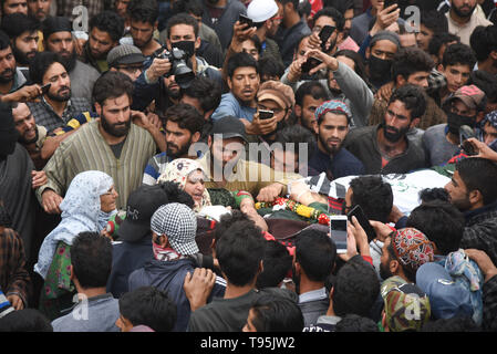 Srinagar, Kashmir. 16. Mai 2019. (EDITOR'S NOTE: Bild zeigt Tod). Kaschmirischen Dorfbewohner gesehen, die toten Körper der JeM militante Naseer Ahmed Pandit während seiner Beerdigung in seiner Residenz in Pulwama, südlich von Srinagar. Drei Kämpfer, eine Armee Mann und eine zivile wurden in einer heftigen Schießerei, die im Bereich der Dalipora Pulwama Stadt im Süden Kaschmir am Donnerstag Morgen brach getötet. Kredit Idrees: Abbas/SOPA Images/ZUMA Draht/Alamy leben Nachrichten Stockfoto