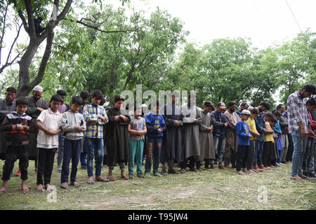 Srinagar, Kashmir. 16. Mai 2019. Kaschmir Dorfbewohner gesehen bietet Beerdigung Gebete für JeM militante Naseer Ahmed Pandit während der Trauerzug in seiner Residenz in Pulwama, südlich von Srinagar. Drei Kämpfer, eine Armee Mann und eine zivile wurden in einer heftigen Schießerei, die im Bereich der Dalipora Pulwama Stadt im Süden Kaschmir am Donnerstag Morgen brach getötet getötet. Kredit Idrees: Abbas/SOPA Images/ZUMA Draht/Alamy leben Nachrichten Stockfoto