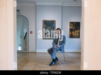 Berlin, Deutschland. 16. Mai, 2019. Daniel Spanke, der neue Leiter der Liebermann-Villa am Wannsee, sitzt in den Ausstellungsräumen. In der Villa gibt es die neue Sonderausstellung "Zweimal Großstadt Berlin" (19.05.2019 bis 26.08.2019). Credit: Paul Zinken/dpa/Alamy leben Nachrichten Stockfoto