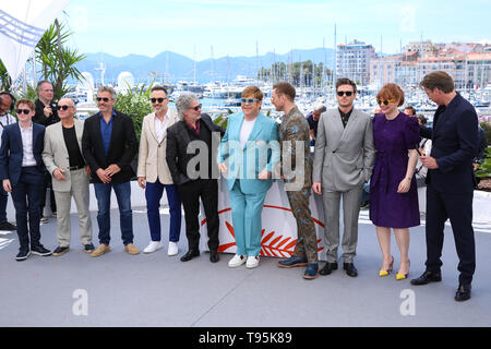 (190516) - Cannes, 16. Mai 2019 (Xinhua) - Director Dexter Fletcher (5 l), Produzent Elton John (5. R) und andere Darsteller darstellen, während ein Fotoshooting für die Film Rocketman in der Hors Wettbewerb während des 72. Filmfestival in Cannes Cannes, Frankreich, 16. Mai 2019 überprüft. (Xinhua / Zhang Cheng) Stockfoto