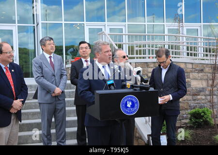 (190516) - NEW YORK, 16. Mai 2019 (Xinhua) - Mike Spano (C), Bürgermeister von Yonkers spricht während einer Ribbon Cutting in der Stadt Yonkers, im US-Bundesstaat New York, am 15. Mai 2019. Eine China-investiert Wohnhaus offiziell am Mittwoch in der Stadt Yonkers eröffnet, im US-Bundesstaat New York. Die River Club am Hudson Park, ein 214-unit Luxus Apartment Gebäude, das ist ein Public Private Partnership Projekt entwickelt von China Construction Nordamerika (CCA) seit 2015. Es half, führen Sie die drei Phasen Hudson Park Development Plan, der vor mehr als zwei Jahrzehnten begonnen wurde, die Ai Stockfoto