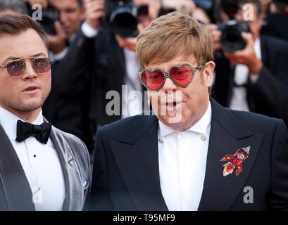 Cannes, Frankreich. 16. Mai 2019. Schauspieler Taron Egerton und Sir Elton John am Rocketman Galavorstellung am 72. Filmfestspielen von Cannes Donnerstag, 16. Mai 2019, Cannes, Frankreich. Foto: Doreen Kennedy/Alamy leben Nachrichten Stockfoto