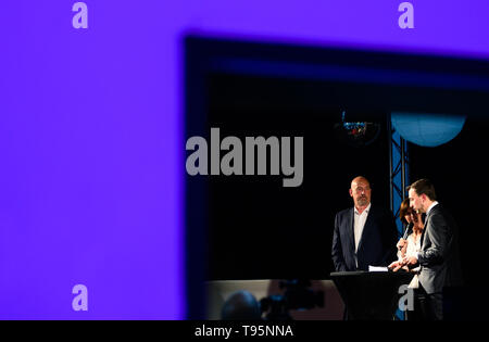 Bremen, Deutschland. 16. Mai, 2019. Carsten Meyer-Heder (CDU, l-r), Spitzenkandidat der CDU im Jahr 2019 Wahlen in Bremen, Yvonne Averwerser, stellvertretender Landesvorsitzender der CDU Bremen, und Paul Ziemiak, Generalsekretär der CDU, auf der Bühne beim Landesparteitag der CDU Bremen. Credit: mohssen Assanimoghaddam/dpa/Alamy leben Nachrichten Stockfoto