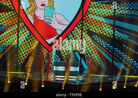 Tel Aviv, Israel. 16. Mai, 2019. Sarah McTernan Irlands führt auf der Bühne im zweiten Halbfinale des Eurovision Song Contest 2019. Credit: Ilia Yefimovich/dpa/Alamy leben Nachrichten Stockfoto