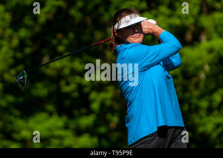 Southern Pines, North Carolina, USA. 16. Mai, 2019. Mai 16, 2019 - Southern Pines, North Carolina, USA - Donna Andrews von Southern Pines, North Carolina spielt ihr Schuß vom 9 T-Stück während der ersten Runde die USGA 2 U.S. Senior Frauen Offene Meisterschaft im Pine Needles Lodge and Golf Club, 16. Mai 2019 in Southern Pines, North Carolina. Dies ist die sechste USGA Meisterschaft an der Kiefer, die Nadeln bis 1989 zurück. Credit: Timothy L. Hale/ZUMA Draht/Alamy leben Nachrichten Stockfoto