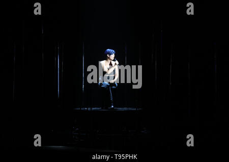 Tel Aviv, Israel. 16. Mai, 2019. Österreichische Sängerin Paenda führt auf der Bühne im zweiten Halbfinale des Eurovision Song Contest 2019. Credit: Ilia Yefimovich/dpa/Alamy leben Nachrichten Stockfoto