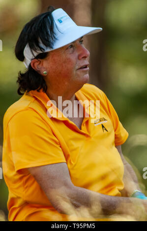 Southern Pines, North Carolina, USA. 16. Mai, 2019. Mai 16, 2019 - Southern Pines, North Carolina, USA World Golf Hall of Fame Mitglied AMY ALCOTT von Pacific Palisades, Kalifornien spielt ihr Schuss aus der zweiten T-Stück während der ersten Runde die USGA 2 U.S. Senior Frauen Offene Meisterschaft im Pine Needles Lodge and Golf Club, 16. Mai 2019 in Southern Pines, North Carolina. Dies ist die sechste USGA Meisterschaft an der Kiefer, die Nadeln bis 1989 zurück. Credit: Timothy L. Hale/ZUMA Draht/Alamy leben Nachrichten Stockfoto