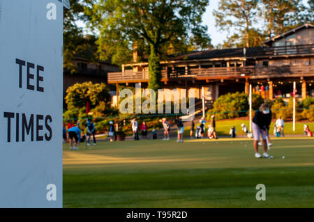 Southern Pines, North Carolina, USA. 16. Mai, 2019. Mai 16, 2019 - Southern Pines, North Carolina, USA - Golfspieler warm up auf dem Putting Green vor der ersten Runde der USGA 2 U.S. Senior Frauen Offene Meisterschaft im Pine Needles Lodge and Golf Club, 16. Mai 2019 in Southern Pines, North Carolina. Dies ist die sechste USGA Meisterschaft an der Kiefer, die Nadeln bis 1989 zurück. Credit: Timothy L. Hale/ZUMA Draht/Alamy leben Nachrichten Stockfoto