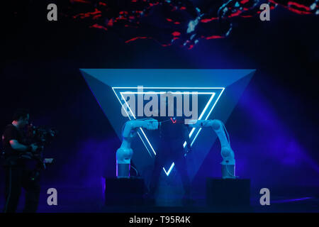 Tel Aviv, Israel. 16. Mai, 2019. Cingiz von Aserbaidschan führt auf der Bühne im zweiten Halbfinale des Eurovision Song Contest 2019. Credit: Ilia Yefimovich/dpa/Alamy leben Nachrichten Stockfoto