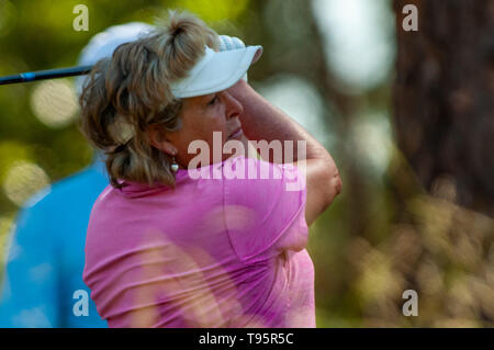 Southern Pines, North Carolina, USA. 16. Mai, 2019. Mai 16, 2019 - Southern Pines, North Carolina, USA World Golf Hall of Fame Mitglied Hollis Stacy von Holmes Beach, Florida spielt ihr Schuss aus der zweiten T-Stück während der ersten Runde die USGA 2 U.S. Senior Frauen Offene Meisterschaft im Pine Needles Lodge and Golf Club, 16. Mai 2019 in Southern Pines, North Carolina. Dies ist die sechste USGA Meisterschaft an der Kiefer, die Nadeln bis 1989 zurück. Credit: Timothy L. Hale/ZUMA Draht/Alamy leben Nachrichten Stockfoto