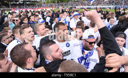 Münster, Deutschland. 11. Mai, 2019. Daniel Gordon (KSC) jubelt mit den Fans über den Aufstieg. GES/Fußball/3. Liga: Preussen Muenster - Karlsruher SC, 11.05.2019 Fußball: 3. Liga: Preussen Muenster vs Karlsruher SC, Muenster, Mai 11, 2019 | Verwendung der weltweiten Kredit: dpa/Alamy leben Nachrichten Stockfoto