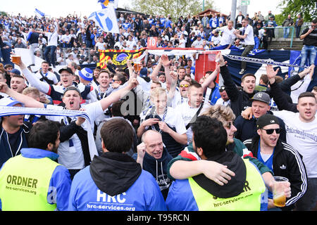 Münster, Deutschland. 11. Mai, 2019. KSC Fans feiern den Aufstieg. GES/Fußball/3. Liga: Preussen Muenster - Karlsruher SC, 11.05.2019 Fußball: 3. Liga: Preussen Muenster vs Karlsruher SC, Muenster, Mai 11, 2019 | Verwendung der weltweiten Kredit: dpa/Alamy leben Nachrichten Stockfoto