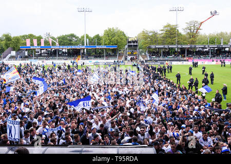Münster, Deutschland. 11. Mai, 2019. KSC Fans stürzen und Jubel über den Aufstieg. GES/Fußball/3. Liga: Preussen Muenster - Karlsruher SC, 11.05.2019 Fußball: 3. Liga: Preussen Muenster vs Karlsruher SC, Muenster, Mai 11, 2019 | Verwendung der weltweiten Kredit: dpa/Alamy leben Nachrichten Stockfoto