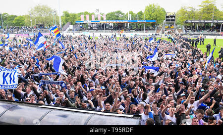 Münster, Deutschland. 11. Mai, 2019. KSC Fans stürzen und Jubel über den Aufstieg. GES/Fußball/3. Liga: Preussen Muenster - Karlsruher SC, 11.05.2019 Fußball: 3. Liga: Preussen Muenster vs Karlsruher SC, Muenster, Mai 11, 2019 | Verwendung der weltweiten Kredit: dpa/Alamy leben Nachrichten Stockfoto