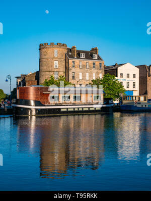 Leith Docks, Edinburgh, Schottland, Großbritannien, 16. Mai 2019. UK Wetter: ein sonniger Tag geht zu Ende über den Hafen in Leith mit Gebäuden und Lastkähne auf dem Ufer von den letzten Strahlen der Sonne spiegelt sich im Wasser des Leith Fluss lit Stockfoto