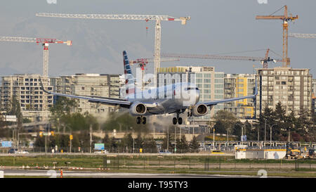 Richmond, British Columbia, Kanada. 11. Mai, 2019. Ein American Airlines Boeing 737-800 (N 918 NN) single-aisle Jetliners landet auf Vancouver International Airport. Credit: bayne Stanley/ZUMA Draht/Alamy leben Nachrichten Stockfoto