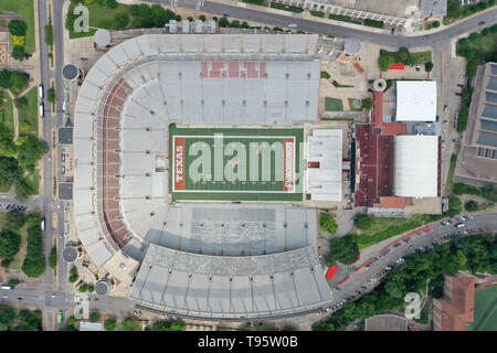 Austin, Texas, USA. 29 Apr, 2019. April 29, 2019 - Austin, Texas, USA: Luftaufnahmen von Darrell K Royal'' "Texas Memorial Stadium in Austin, Texas, USA, auf dem Campus der Universität von Texas in Austin gelegen, ist die Heimat der Longhorns Football Team seit 1924. (Bild: © Walter G Arce Sr Schleifstein Medi/ASP) Stockfoto