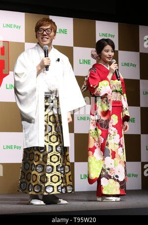 Tokio, Japan. 16. Mai, 2019. Japanische YouTuber Hikakin (L) und Schauspielerin Mio. Imada besuchen eine Werbeveranstaltung der Bezahlen, online Payment Service Japanische SNS Giant's LINE in Tokio am Donnerstag, 16. Mai 2019. Leitung hofft, dass die 30 Milliarden Yen Werbegeschenk wird ihrer Linie bargeldlose Überweisung Service mehr Lohn zahlen. Credit: Yoshio Tsunoda/LBA/Alamy leben Nachrichten Stockfoto