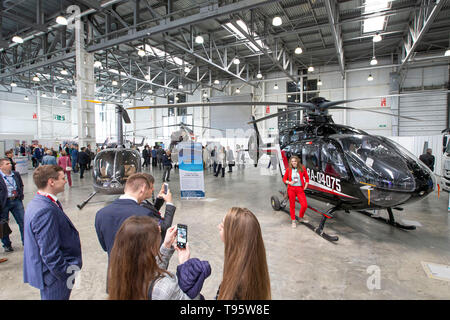 Moskau, Russland. 16. Mai, 2019. Besucher nimmt Fotos während der internationalen Hubschrauberindustrie Ausstellung HeliRussia 2019 in Moskau, Russland, am 16. Mai 2019. Die Ausstellung ist vom 16. Mai bis 18. Mai statt. Credit: Alexander Zemlianichenko Jr/Xinhua/Alamy leben Nachrichten Stockfoto