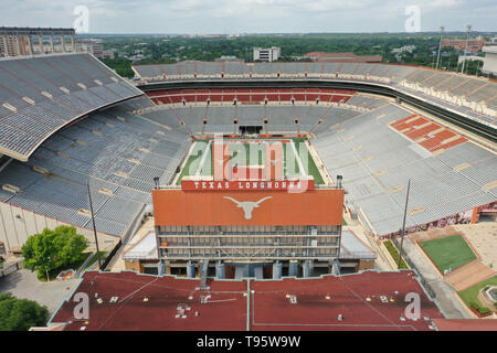 Austin, Texas, USA. 29 Apr, 2019. April 29, 2019 - Austin, Texas, USA: Luftaufnahmen von Darrell K Royal'' "Texas Memorial Stadium in Austin, Texas, USA, auf dem Campus der Universität von Texas in Austin gelegen, ist die Heimat der Longhorns Football Team seit 1924. (Bild: © Walter G Arce Sr Schleifstein Medi/ASP) Stockfoto