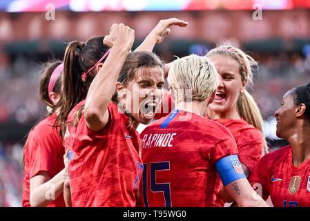 St. Louis, USA. 16. Mai, 2019. United States vorwärts Tobin Heide (17) feiert ihr Ziel mit Teamkollegen, während die Send off-Serie in den Vereinigten Staaten frauen Nationalmannschaft Neuseeland am Busch Stadium in St. Louis City, MO Ulreich/CSM/Alamy Leben Nachrichten gehostet Stockfoto