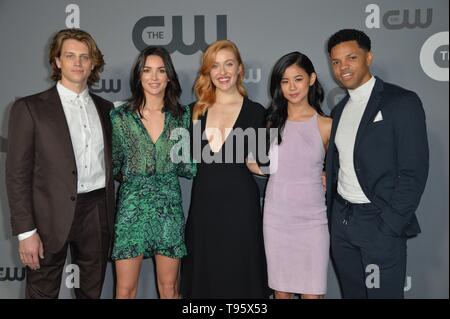 New York, NY, USA. 16. Mai, 2019. Alex Saxon, Maddison Jaizani, Kennedy McMann, Leah Lewis, Tunji Kasim in der Ankunftshalle für die CW-Netz 2019 New York Upfront, New York City, New York, NY 16. Mai 2019. Credit: Kristin Callahan/Everett Collection/Alamy leben Nachrichten Stockfoto