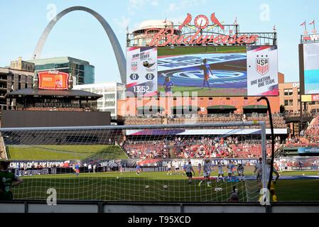 St. Louis, USA. 16. Mai, 2019. Spieler warm, die Busch Stadium von einem Baseball Feld in ein Fußball feld während des senden Sie Serie, wie in den Vereinigten Staaten frauen Nationalmannschaft hosted Neuseeland am Busch Stadium in St. Louis City, MO Ulreich/CSM/Alamy leben Nachrichten Stockfoto