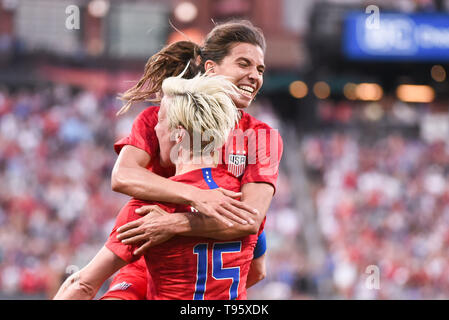 St. Louis, USA. 16. Mai, 2019. United States vorwärts Tobin Heide (17) feiert ihr Ziel mit United, States Megan Rapinoe (15) Während der senden Sie Serie, wie in den Vereinigten Staaten frauen Nationalmannschaft Neuseeland am Busch Stadium in St. Louis City, MO Ulreich/CSM/Alamy Leben Nachrichten gehostet Stockfoto