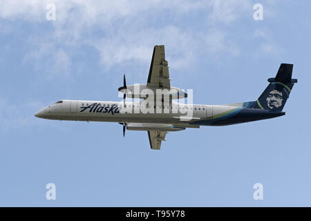 Richmond, British Columbia, Kanada. Zum 2. Mai, 2019. Eine Alaska Airlines (betrieben von Horizon Air) Bombardier Dash 8 Q400 (N436QX) Turboprop regional airliner Airborne nach dem Take-off. Beide Alaska Airlines und Horizon Air sind Teil des Alaska Air Group Inc. Credit: bayne Stanley/ZUMA Draht/Alamy leben Nachrichten Stockfoto