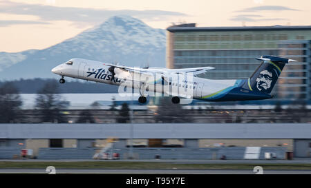 Richmond, British Columbia, Kanada. 30 Mär, 2019. Eine Alaska Airlines (betrieben von Horizon Air) Bombardier Dash 8 Q400 (N 447 QX) Turboprop regional Airliner zieht aus Vancouver International Airport. Beide Alaska Airlines und Horizon Air sind Teil des Alaska Air Group Inc. Credit: bayne Stanley/ZUMA Draht/Alamy leben Nachrichten Stockfoto