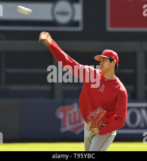 Los Angeles Engel Designated Hitter Shohei Ohtani spielt Fangen, bevor die Major League Baseball Spiel gegen die Minnesota Twins im Zielfeld in Minneapolis, Minnesota, USA, 15. Mai 2019. Quelle: LBA/Alamy leben Nachrichten Stockfoto