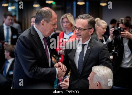 Helsinki, Finnland. 17 Mai, 2019. Heiko Maas (SPD), Außenminister, ist zu Beginn der Sitzung des Ministerkomitees des Europarats in Helsinki von Sergej Lawrow (l), Außenminister von Russland begrüßt. Es wird erwartet, dass der Gipfel in Helsinki wird ein letzter Versuch, die Probleme zwischen dem Europarat und Russland zu lösen. Credit: Kay Nietfeld/dpa/Alamy leben Nachrichten Stockfoto